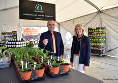 Perry Wismans and Lindsay Pangborn of Dümmen Orange presenting the new rooting technology Basewell. Last year, they started with annuals and now they are expanding the basewell offering with perennisals.. Customers can now order 12 packs.